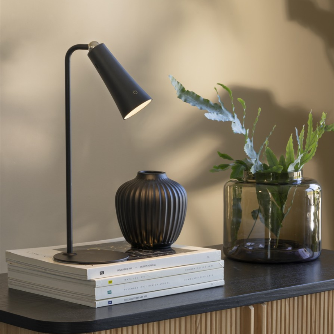 Trådlös LED-bordslampa svart, Uppladdningsbar bordslampa svart, Dimbar LED-bordslampa svart, Trådlös uppladdningsbar LED-bordslampa i svart med dimmer och tre färgtemperaturer, placerad på ett modernt sängbord, Stilren svart trådlös bordslampa i metallfinish, dimbar med tre ljuslägen, perfekt för minimalistisk inredning.