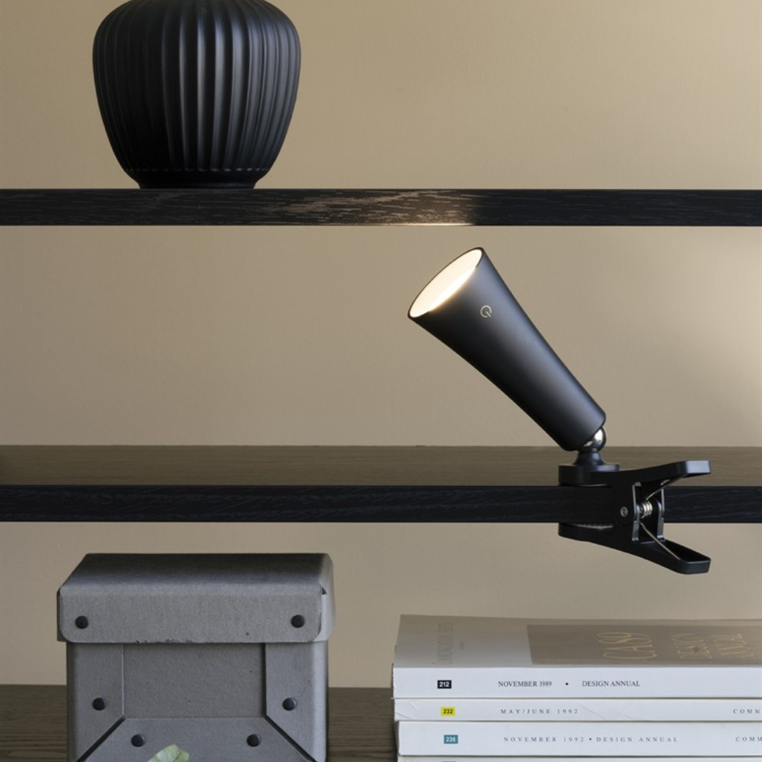 Elegant svart LED-bordslampa utan sladd, uppladdningsbar och dimbar, perfekt som läslampa i vardagsrummet.