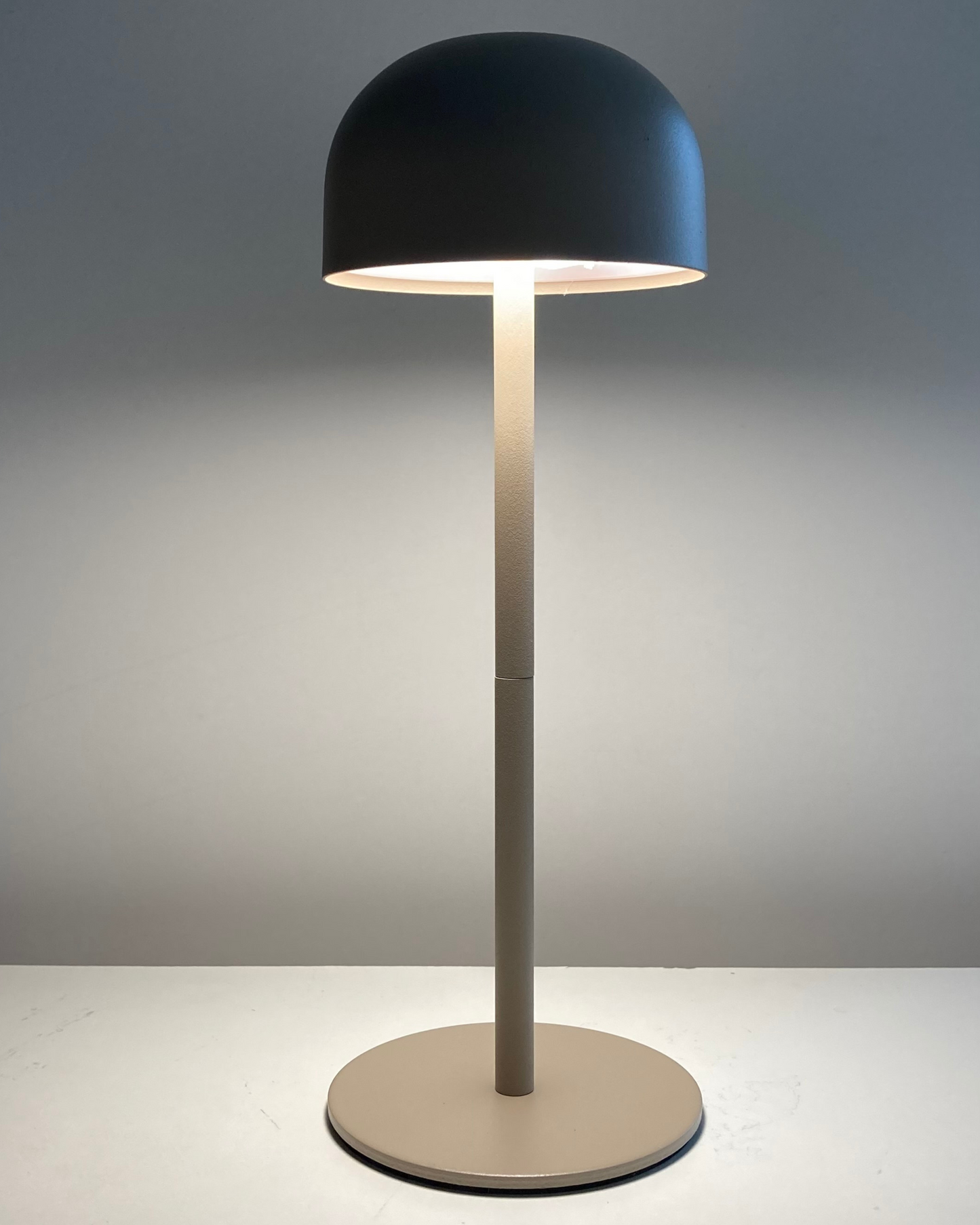 bordslampa, trådlös bordslampa, bordslampa till husbilen, lampa till husvagnen, grå bordslampa, beige lampa, portabel lampa, bordsbelysning,