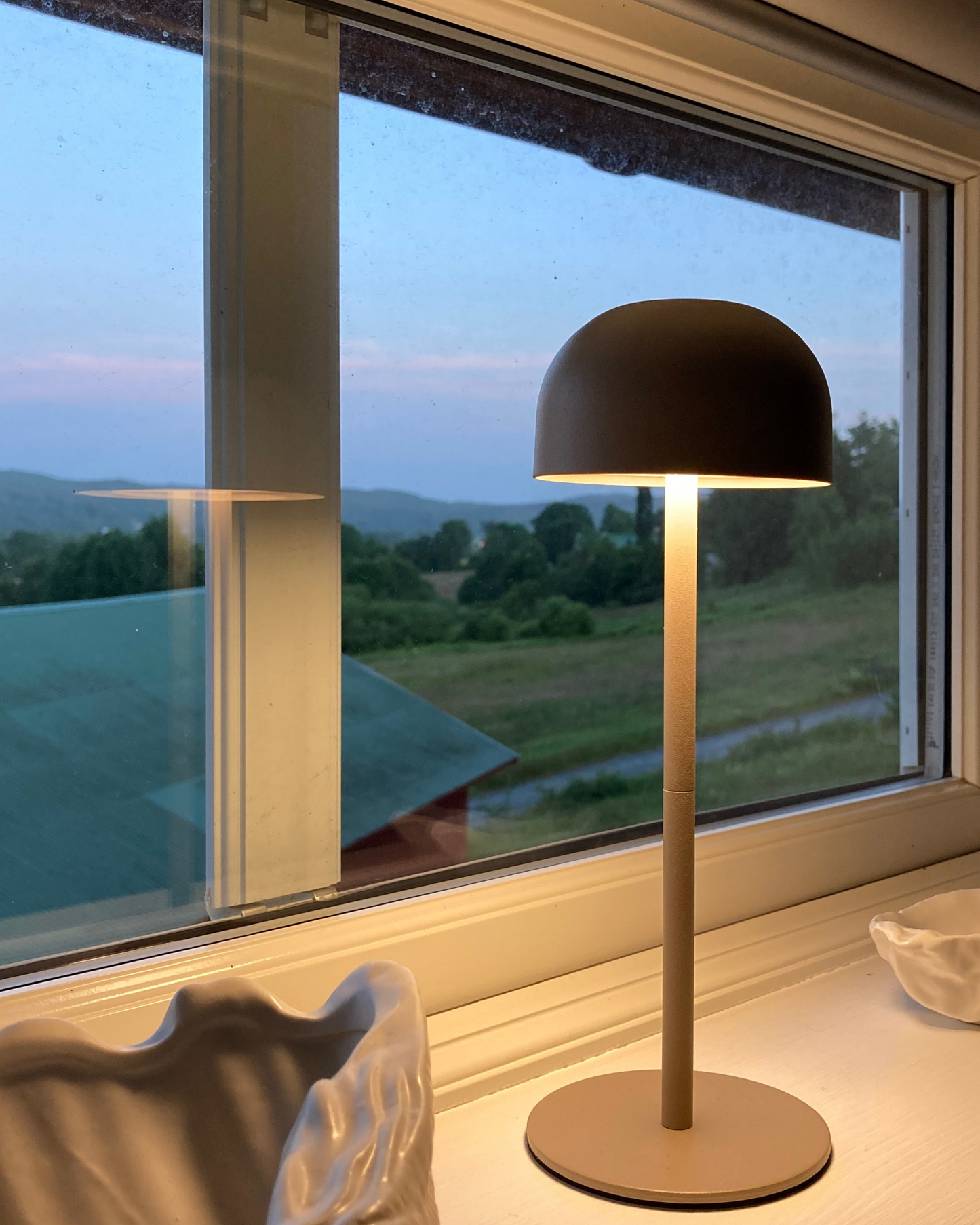 Beige uppladdningsbar bordslampa utan sladd. Modern beige bordslampa med LED-belysning.