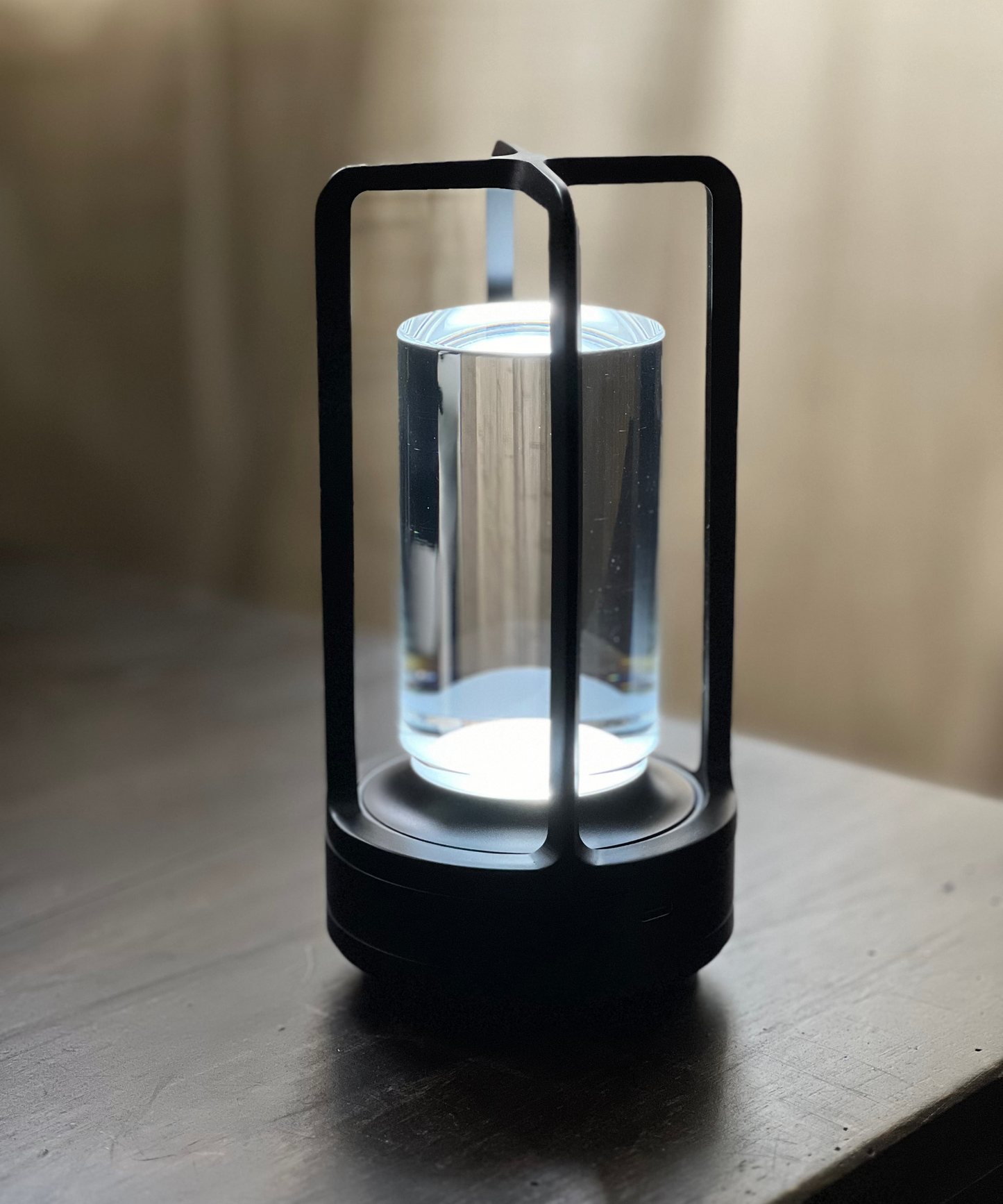 Uppladdningsbar svart LED-lykta med dimbart ljus – stilren design för hem och uteplats