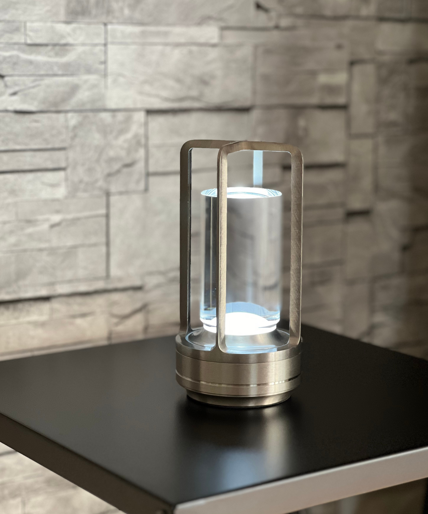 Nickelfärgad bordslampa med glaskupa – stilren design för vardagsrum och uteplats.