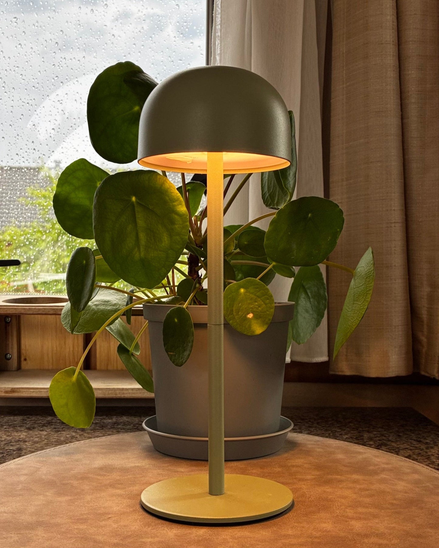 bordslampa till husbilen, lampa till husbilen, belysning till husvagnen, campinglampa, campingbelysning, camping lampa, trådlös bordslampa, trådlös bordslampa husbilen, snygg trådlös bordslampa, grön bordslampa,