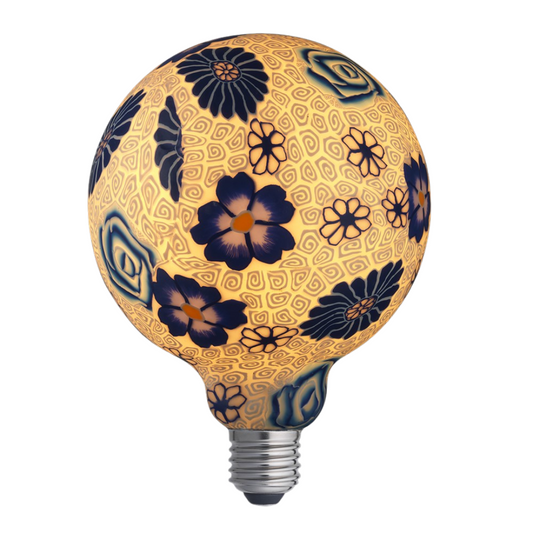 Blomman Blå LED-glödlampa med blå blomdekor och varmvit sken.