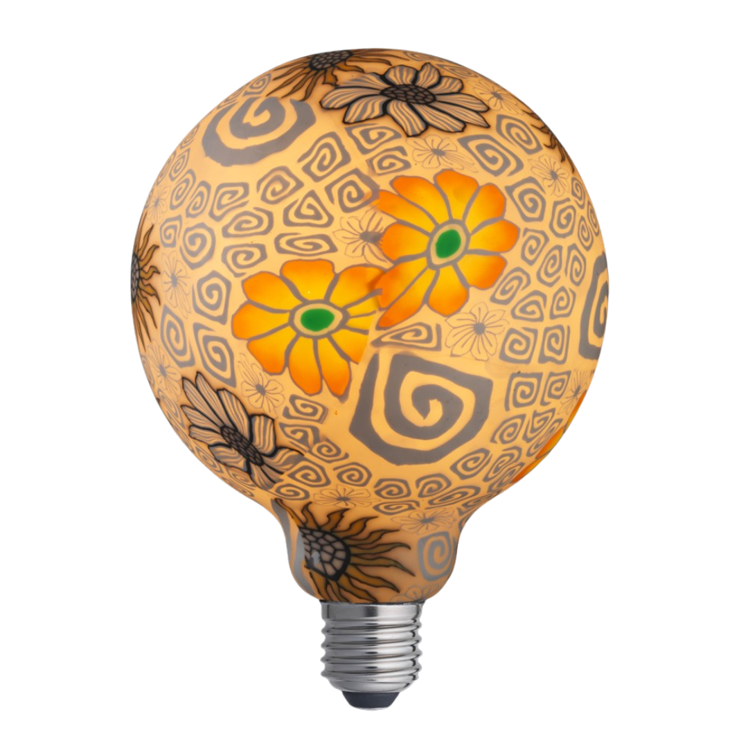 Blomman LED-glödlampa med färgglad blomdekor och varmvit sken. Dekorativ glödlampa Blomman, dimbar LED E27, 125×173 mm. Närbild på Blomman LED-lampa som visar färgglada blommor i glaset.
