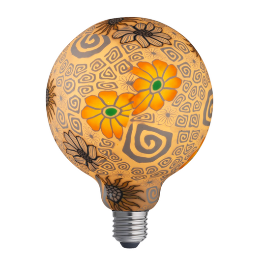 Blomman LED-glödlampa med färgglad blomdekor och varmvit sken. Dekorativ glödlampa Blomman, dimbar LED E27, 125×173 mm. Närbild på Blomman LED-lampa som visar färgglada blommor i glaset.