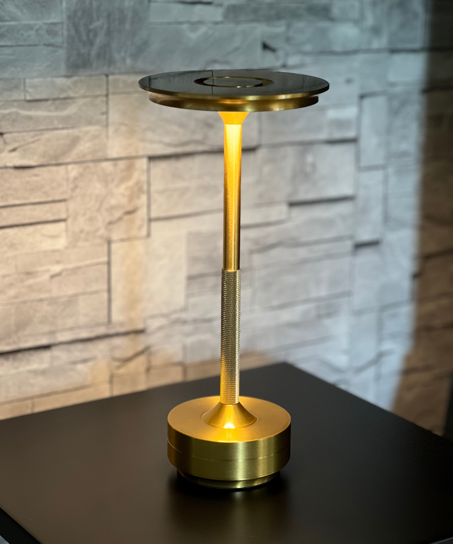 trådlös lampa, trådlös bordslampa, snygg bordslampa, snygg lampa i guld, guldig lampa, bordslampa i guld,