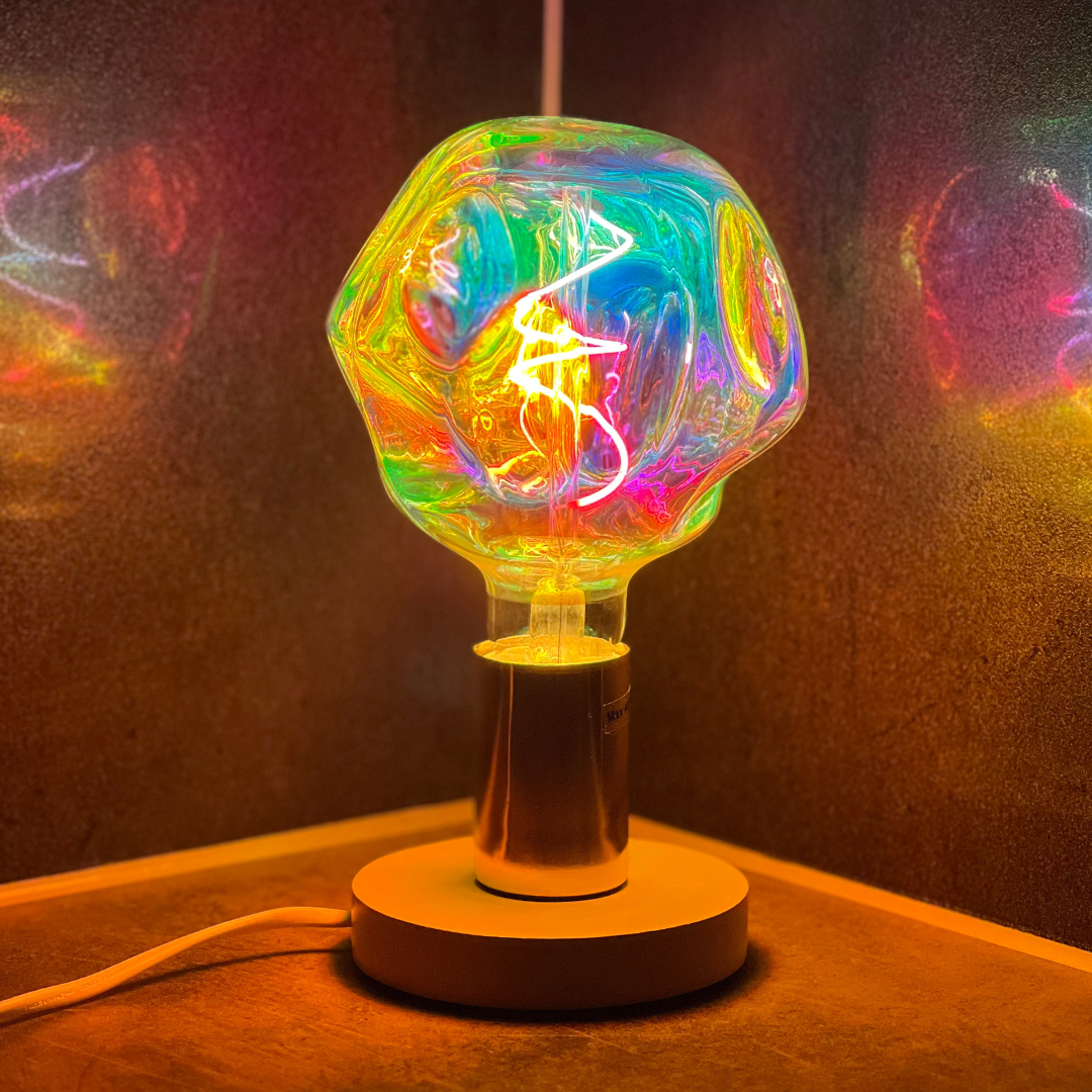 Ambient LED-lampa i regnbågsfärger – perfekt för barnrum och vardagsrum. Regnbågslampa i modern design – unik LED-belysning med färgskiftning. Regnbågslampa som sprider mjukt och färgstarkt sken i flera nyanser.