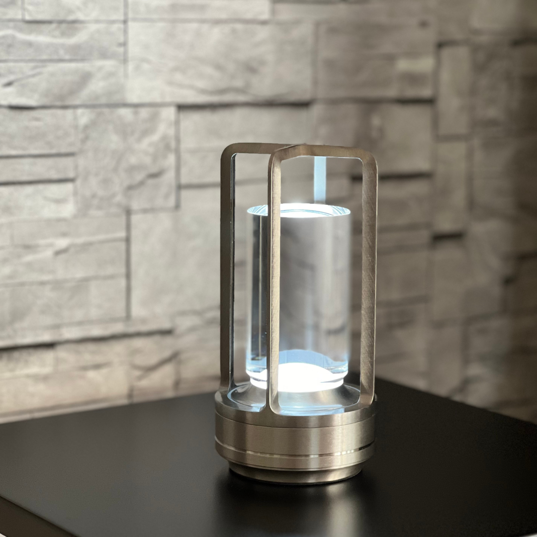 Uppladdningsbar LED bordslampa Lyktan i nickel på bord i varm miljö