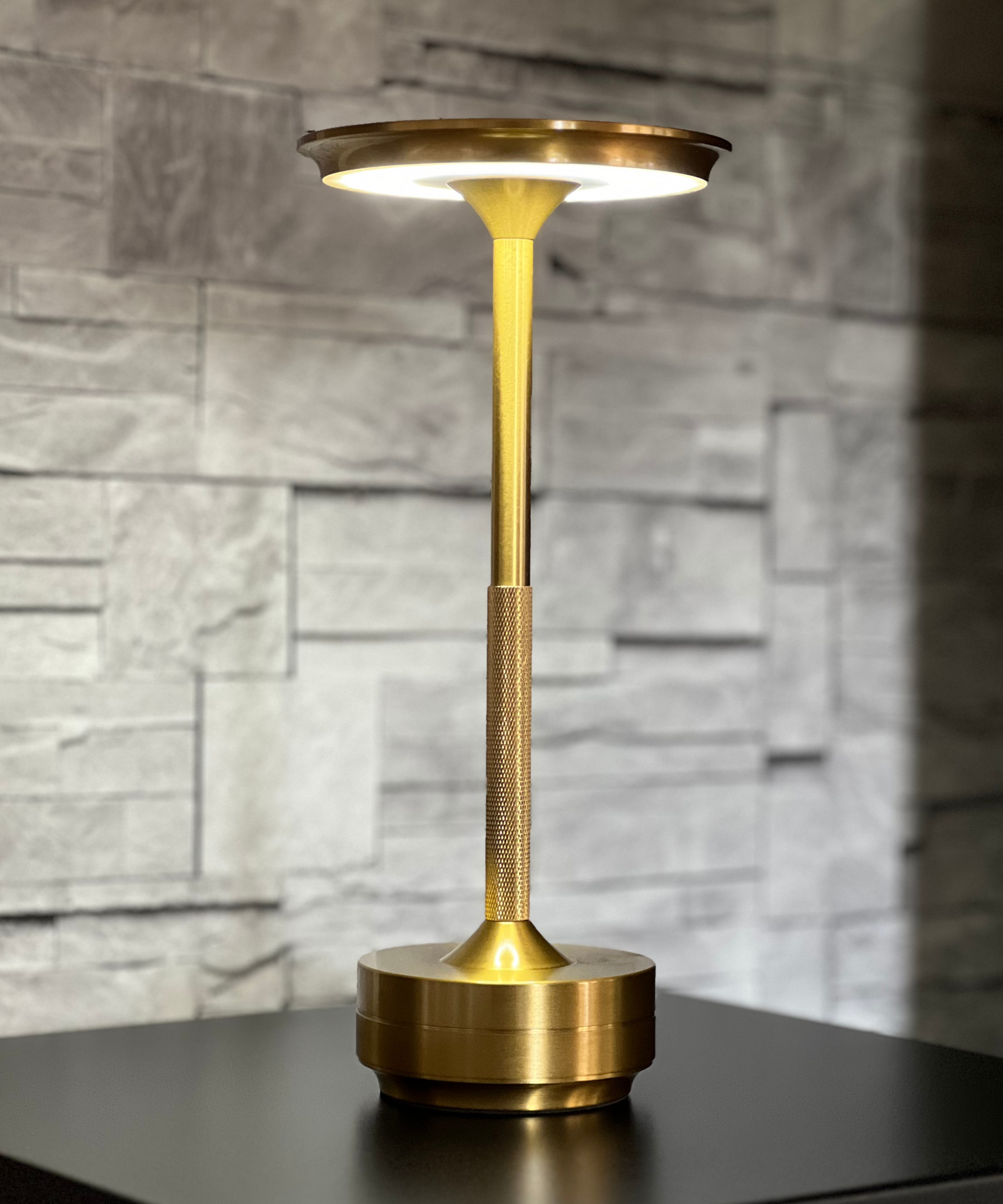 Stilren bordslampa, snygga bordslampor, lampa i mässing, bordslampa i mässing, trådlös lampa i mässing,