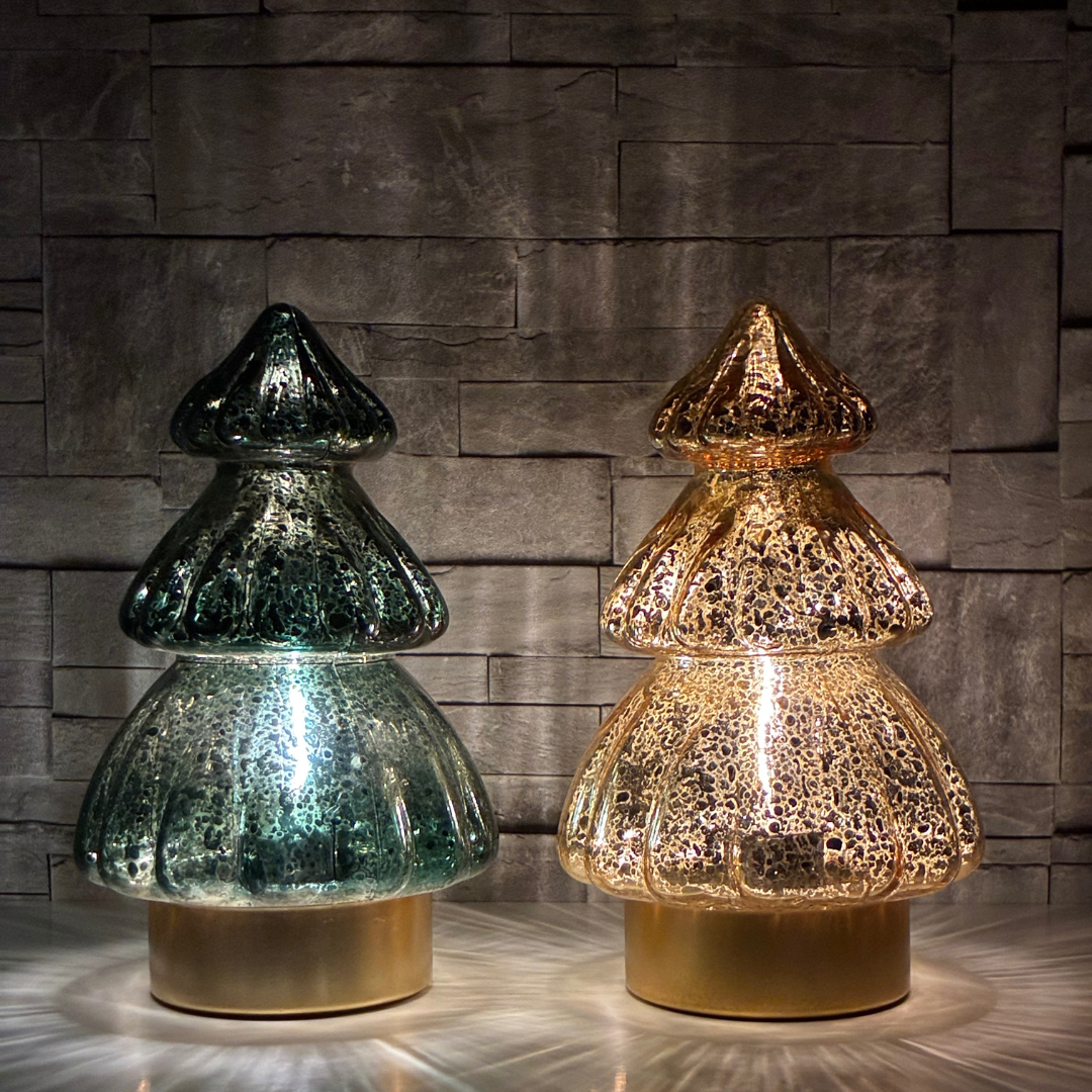 Glasgran med LED-ljus och guldig fot – stämningsfull juldekoration. Julgranslampor i glas. Granlampa i grönt glas.