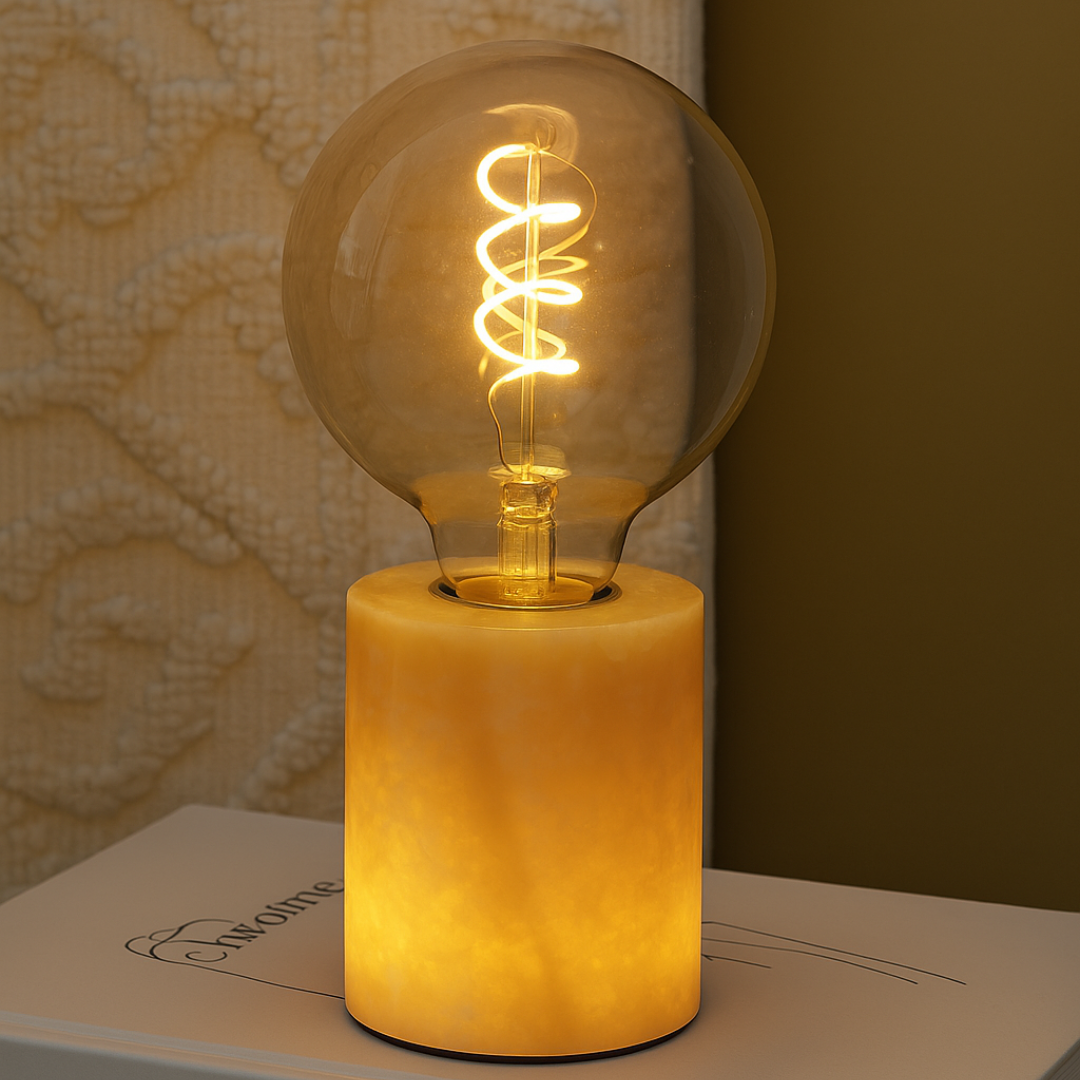 Mörk Marmor Bordslampa i glänsande natursten med unika ådringar och E27-sockel. Exklusiv bordsarmatur i marmor, kompakt design 80x105 mm, för dekorativa glödlampor. Lampfot i glänsande mörk marmor med naturliga färgskiftningar, stilren bordslampa.