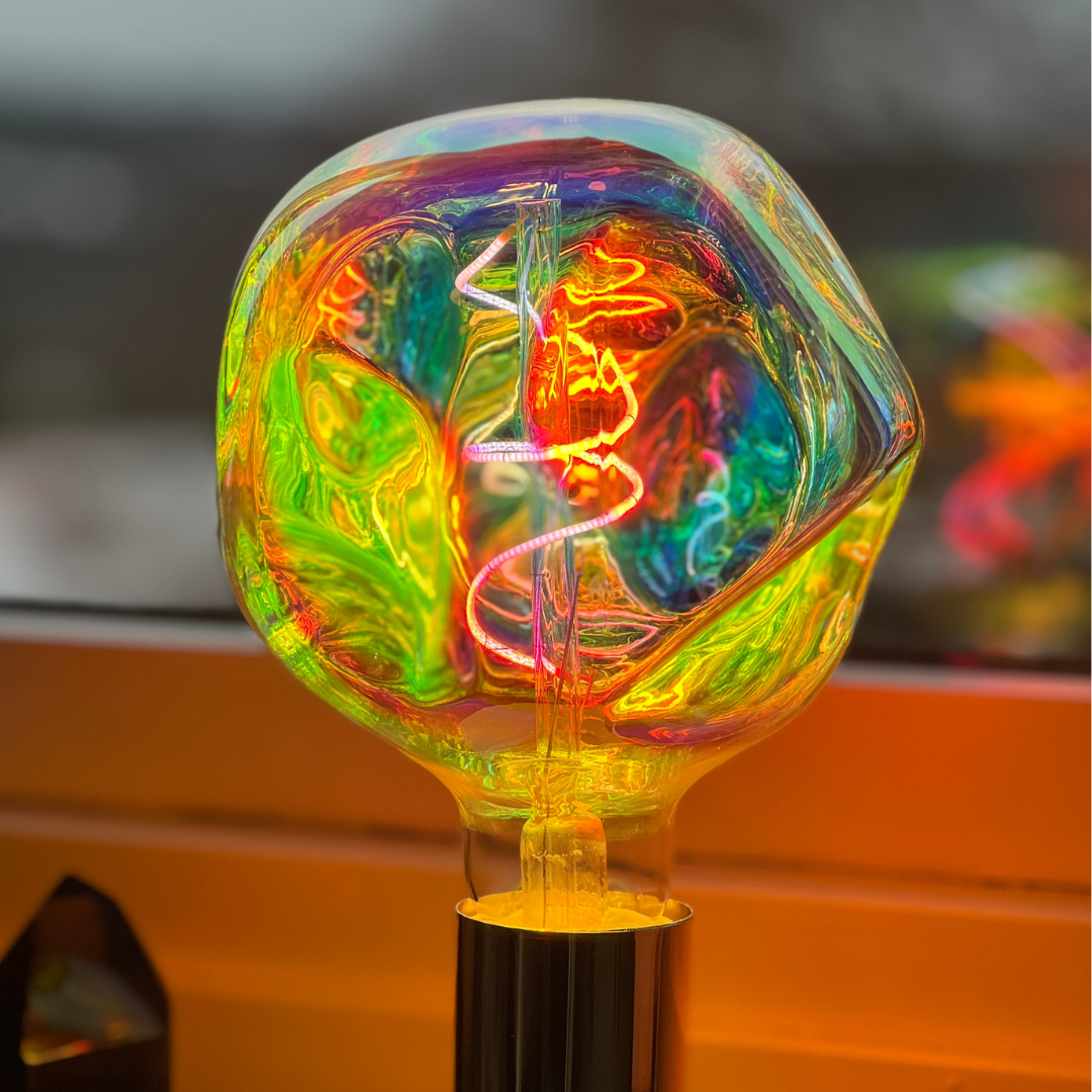 Klar glasglob på LED-Regnbågslampa som visar färgskiftning. Färgglada detaljer från Regnbågslampa LED i modern design.