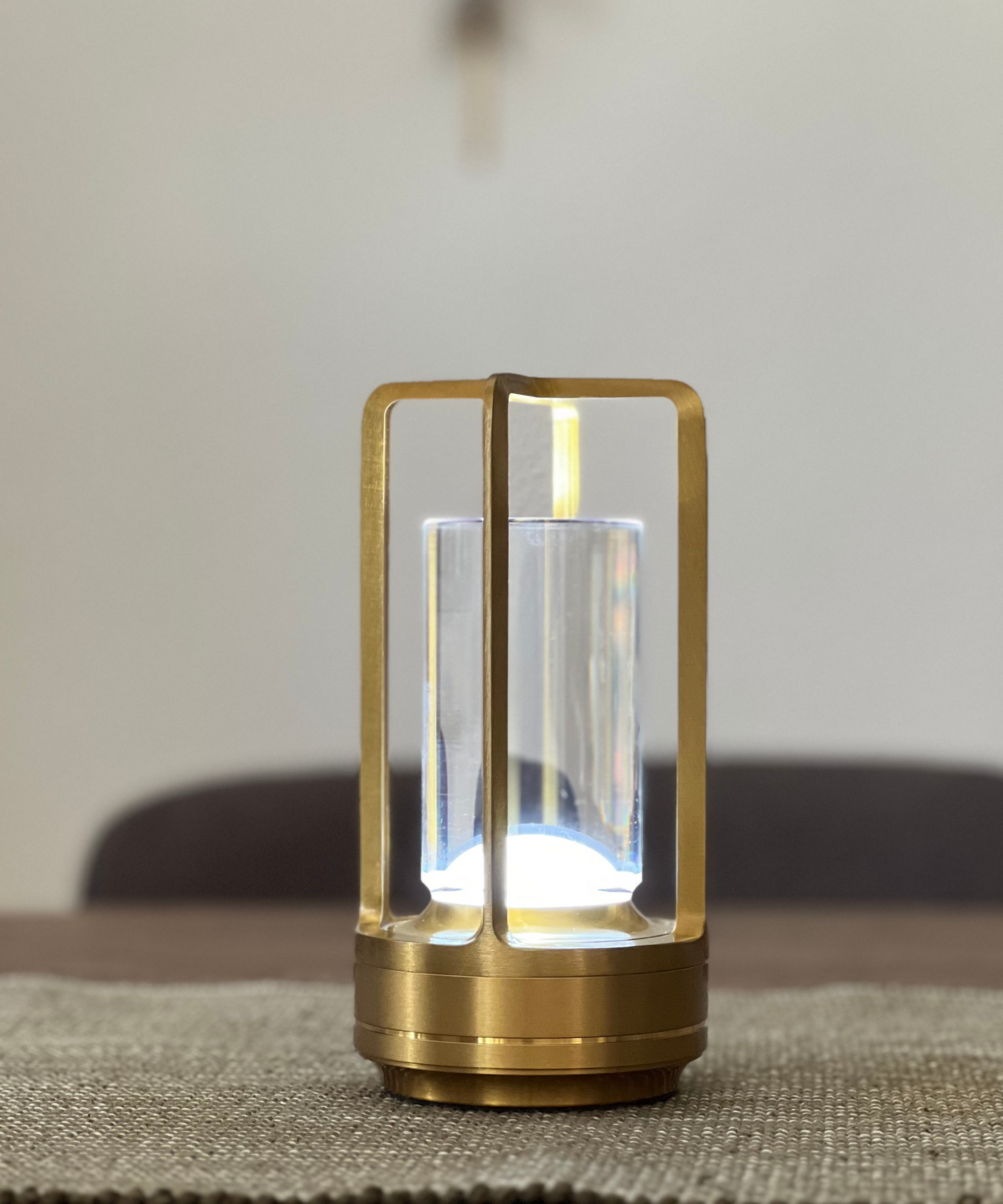 Elegant LED-bordslampa i mässing – stämningsfull belysning för vardagsrum och uteplats.