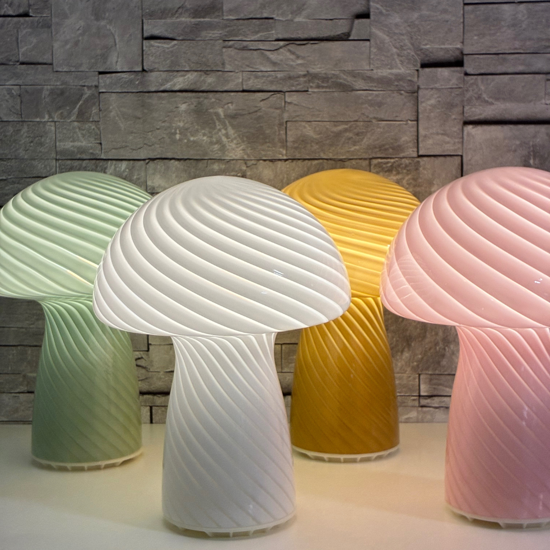 Snygga svamplampor i olika färger. Mysiga bordslampor. Svamplampor i glas på soffbordet. Uppladdningsbara bordslampor i glas.