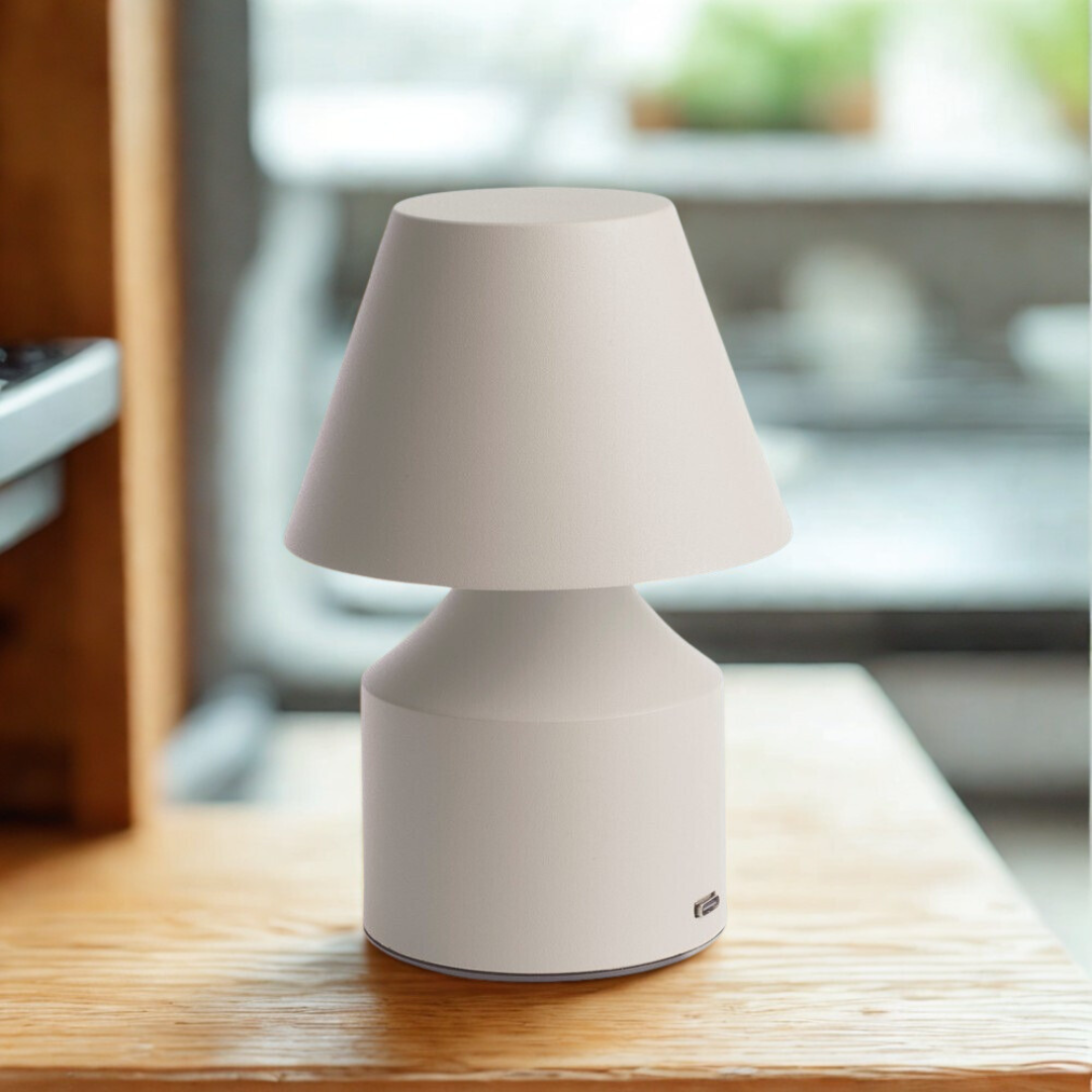 Stilren beige kruklampa med mjukt LED-ljus, fungerar som både dekorativ belysning och inredningsdetalj.