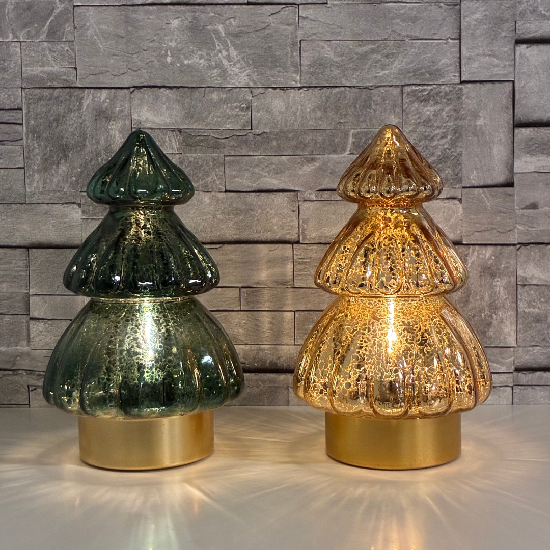 Julgransbelysning, julbelysning. Lysande julgranar i guld och grönt. Mysig julbelysning. Mysiga jullampor. 