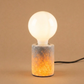 Marmorbordslampa i vit marmor med opal glob. Exklusiv bordslampa i natursten med dimbar LED.
