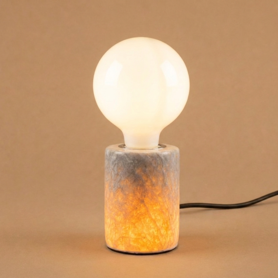 Marmorbordslampa i vit marmor med opal glob. Exklusiv bordslampa i natursten med dimbar LED.
