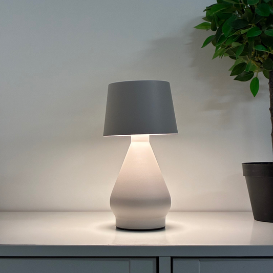 sandfärgad lampa, beige bordslampa, stilren lampa, vardagsrumslampa, lampa i sovrummet, lampa i vardagsrummet, 