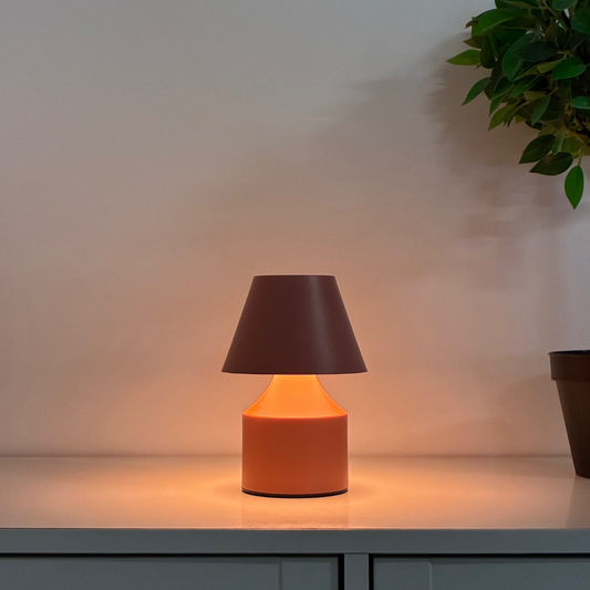 bordslampa sovrum, bordslampa vardagsrum, liten röd bordslampa, trådlös lampa sovrum, köksbelysning, sovrumsbelysning, mysig sovrumsbelysning,