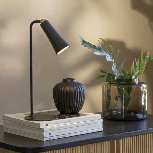 Trådlös LED-bordslampa svart, Uppladdningsbar bordslampa svart, Dimbar LED-bordslampa svart, Trådlös uppladdningsbar LED-bordslampa i svart med dimmer och tre färgtemperaturer, placerad på ett modernt sängbord, Stilren svart trådlös bordslampa i metallfinish, dimbar med tre ljuslägen, perfekt för minimalistisk inredning.