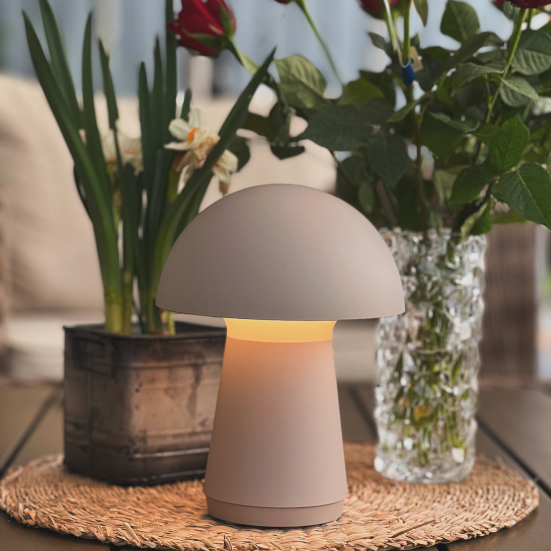 Modern sandfärgad LED-lampa utan sladd. Trådlös lampa, trådlös bordslampa, utomhuslampa, mysig lampa, 