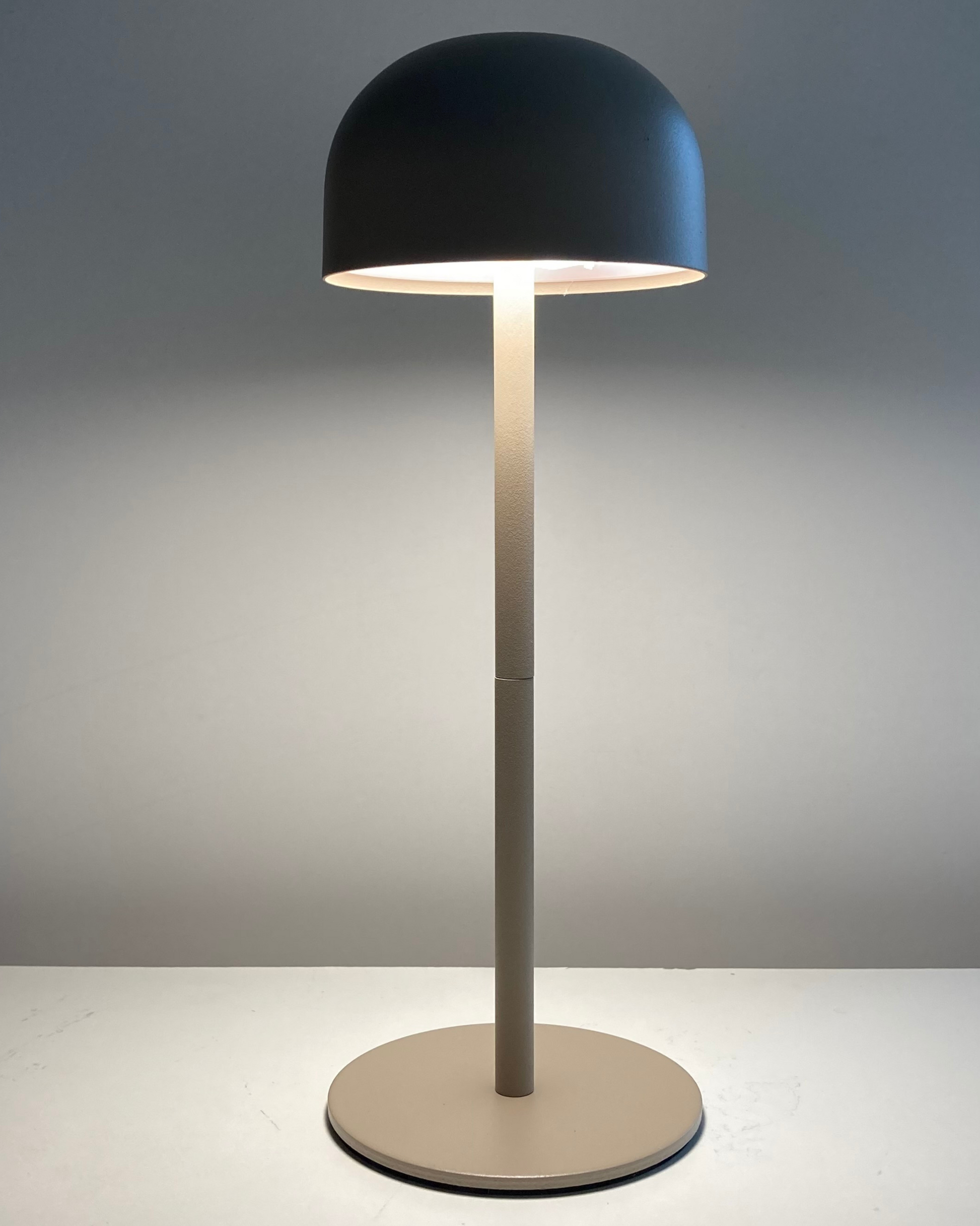 bordslampa, trådlös bordslampa, bordslampa till husbilen, lampa till husvagnen, grå bordslampa, beige lampa, portabel lampa, bordsbelysning,