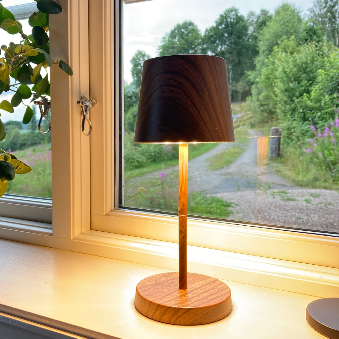 lampa i trä, trälampa, trä lampor, lampa i ek, eklampa, mysig fönsterlampa, fönsterbelysning, fönsterlampa, trådlös fönsterlampa,