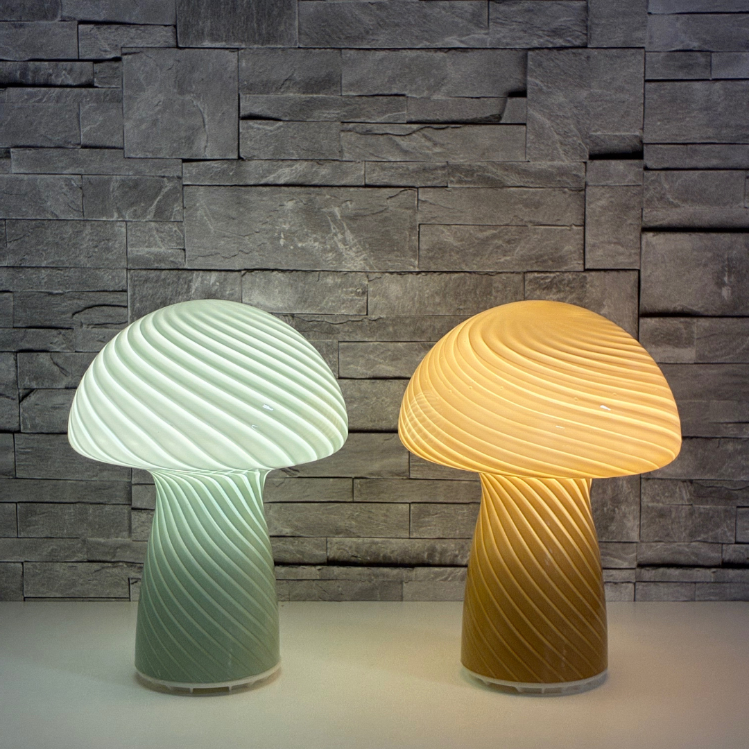 Dekorativ svamplampa i grönt och brunt glas – trådlös belysning med touchfunktion. Eleganta bordslampor med uppladdningsbart batteri. Snygga svamplampor i glas.