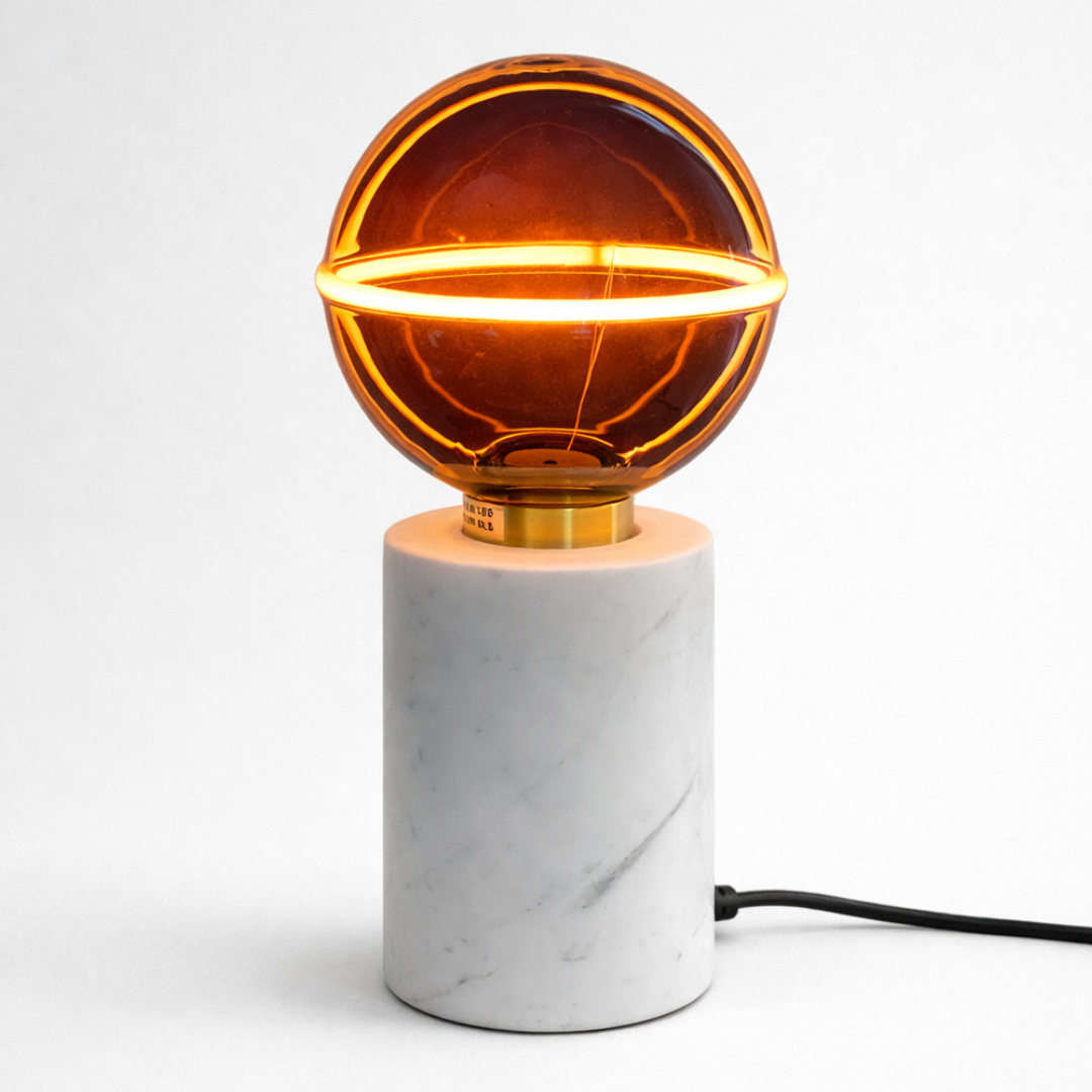 Designlampa med vit marmorfot och LED-glob.