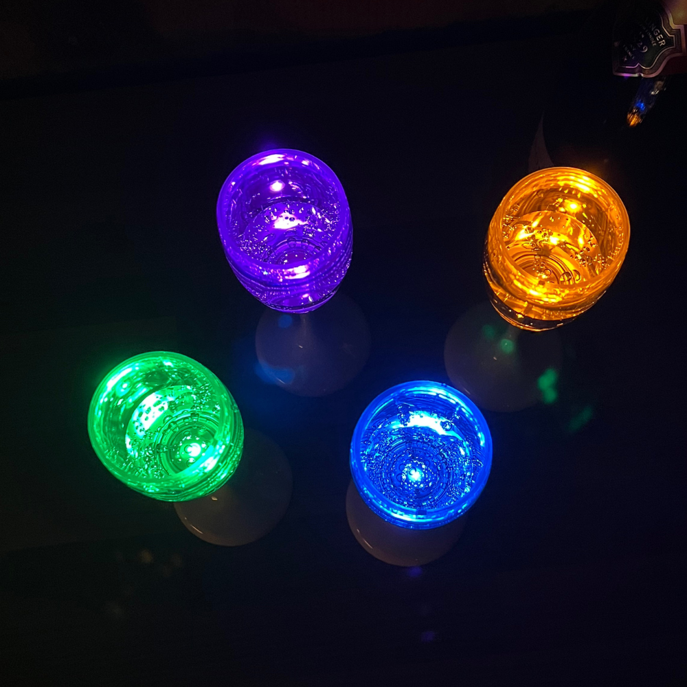 Lysande Partyglas LED-glas som aktiveras med vätska och lyser i olika färger. Partyglas med inbyggt LED-ljus – perfekt för fest och nyår