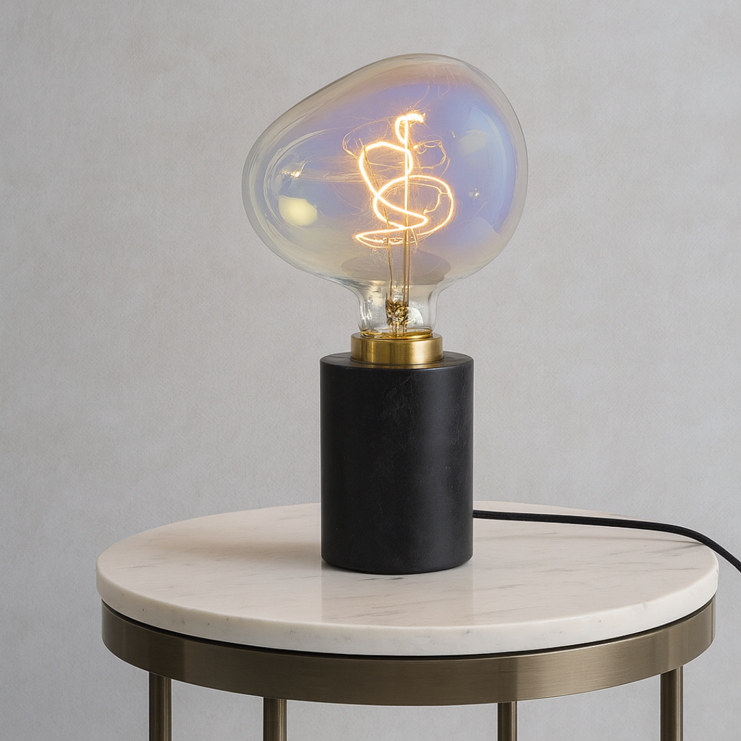 Bubblan LED glödlampa på svart marmor bordslampa – stilren miljöbild i exklusiv inredning.