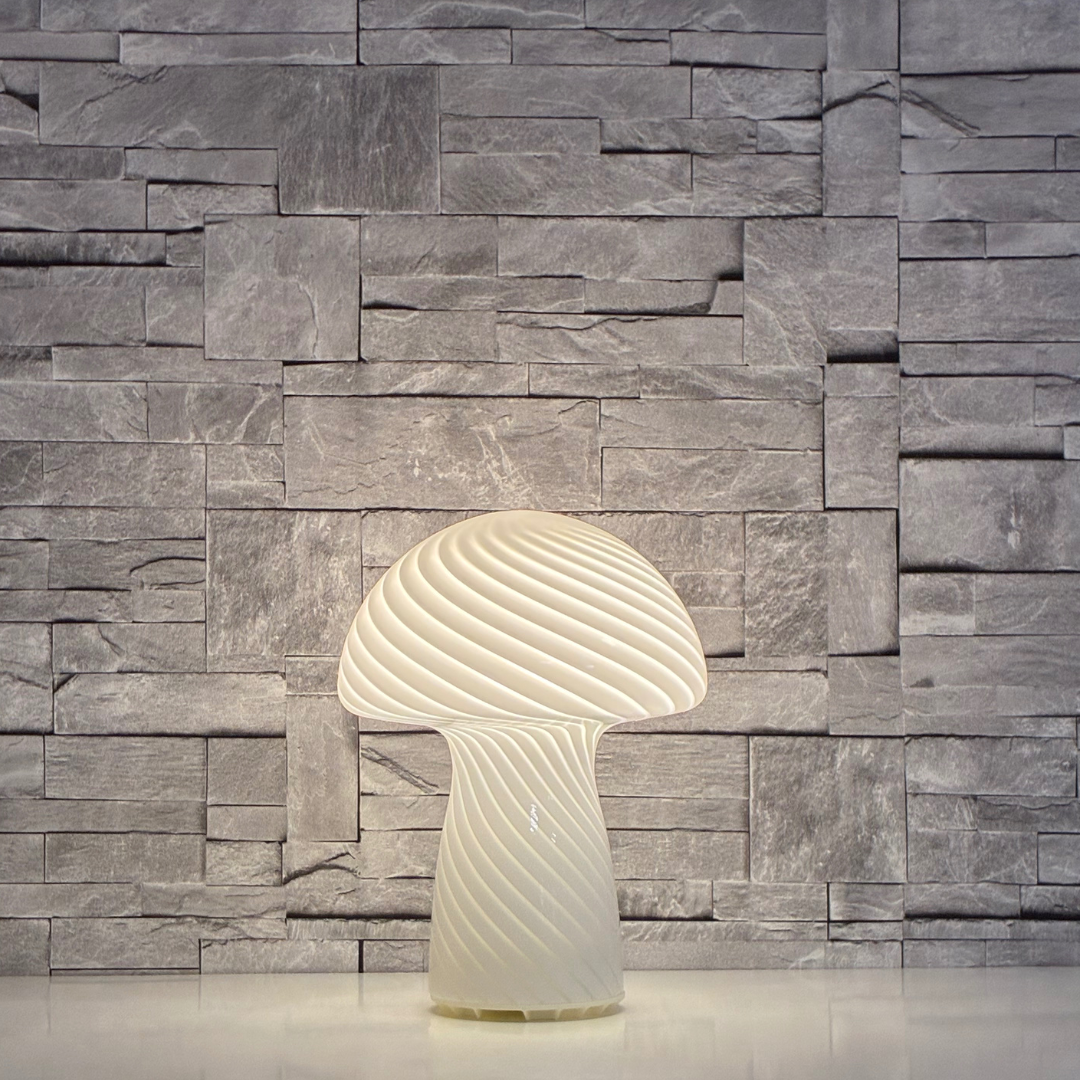 Vit glaslampa i svampform med sneda ränder och LED-belysning. Vit bordslampa i glas. Snygg bordslampa i vit färg. Svamplampa i glas.