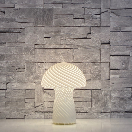 Vit glaslampa i svampform med sneda ränder och LED-belysning. Vit bordslampa i glas. Snygg bordslampa i vit färg. Svamplampa i glas.