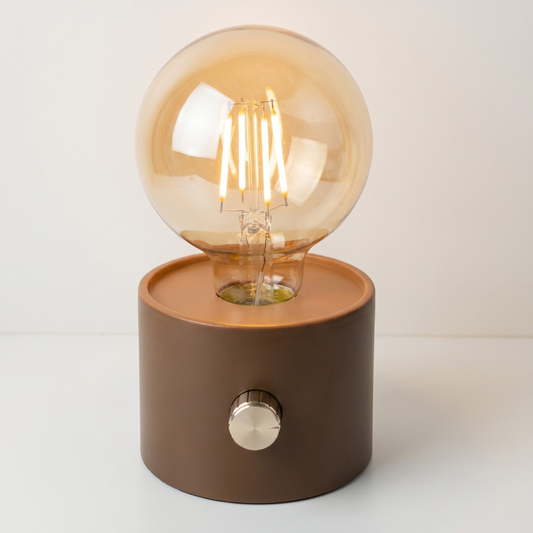 Batteridriven brun bordslampa med dimbar LED-glödlampa och varm stämningsbelysning för hylla, nattduksbord och vardagsrum