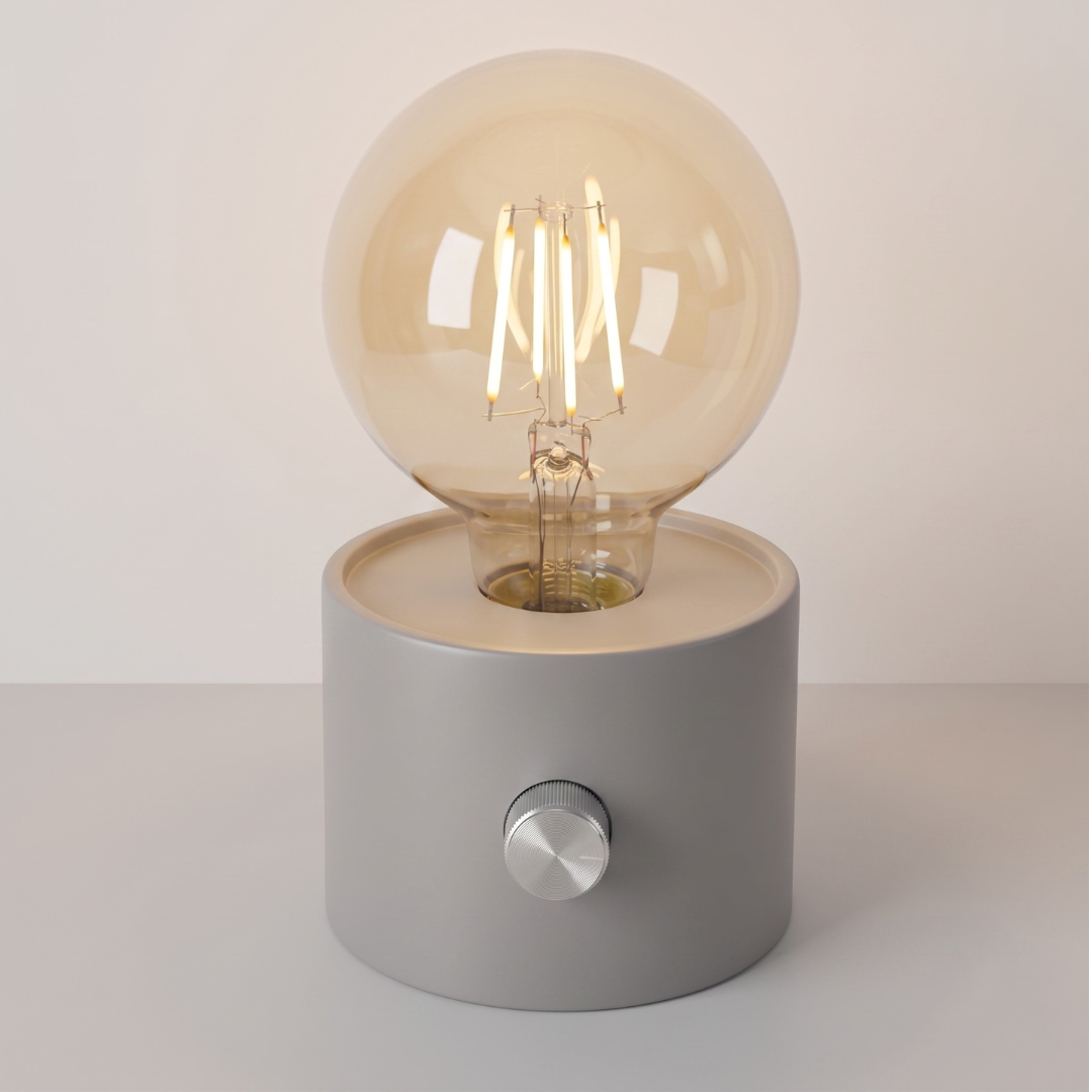 Batteridriven vit och ljusgrå bordslampa med dimbar LED-glödlampa och trådlös design för mysig belysning inomhus