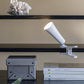 Elegant vit LED-bordslampa utan sladd, uppladdningsbar och dimbar, perfekt som nattlampa på sängbordet.