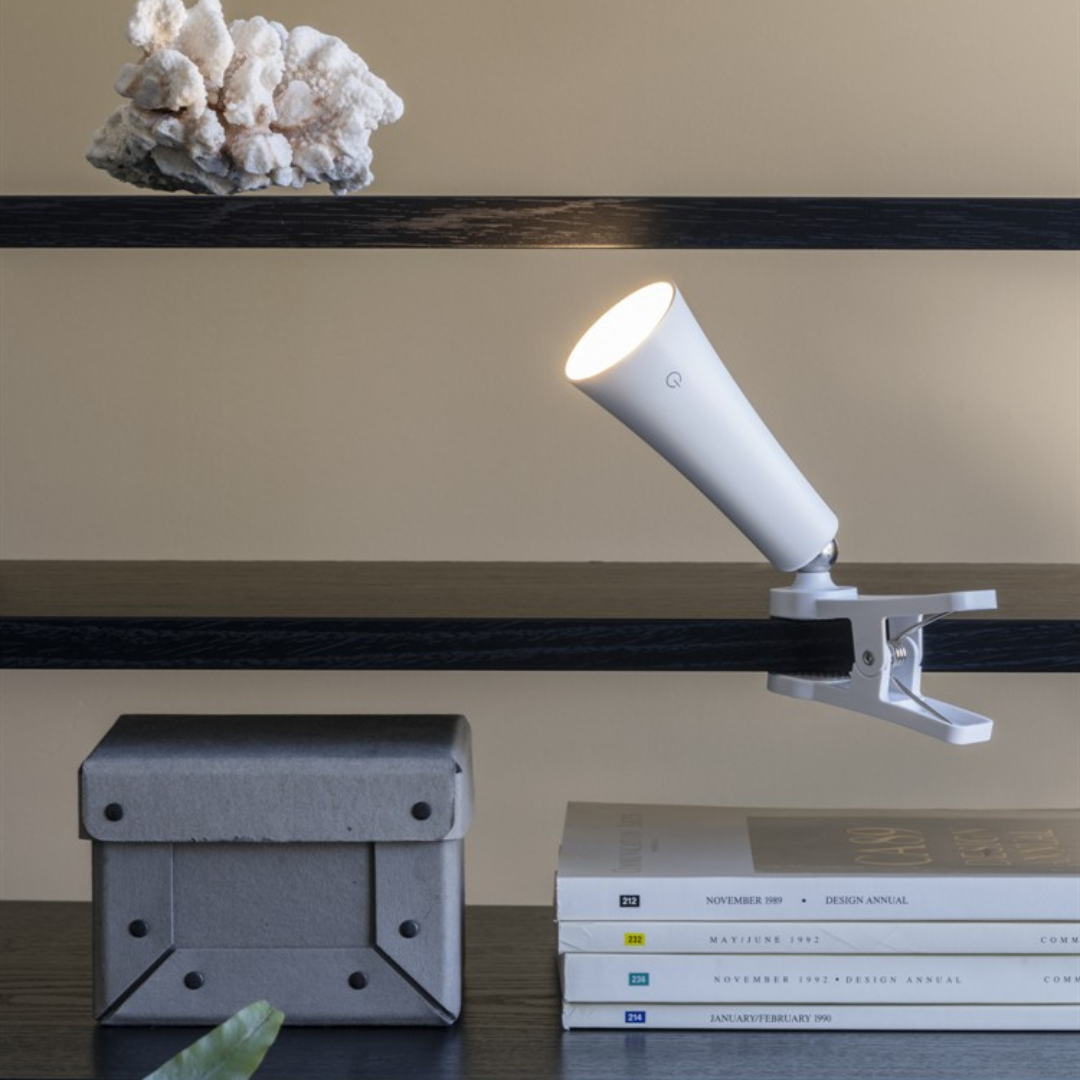 Elegant vit LED-bordslampa utan sladd, uppladdningsbar och dimbar, perfekt som nattlampa på sängbordet.