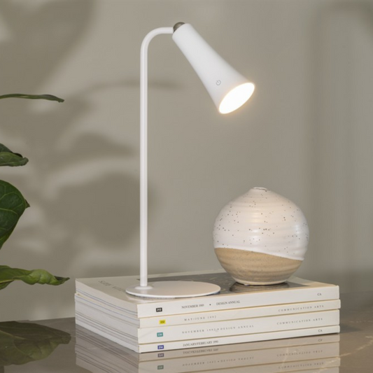 Trådlös uppladdningsbar LED-bordslampa i vit färg med dimmer och justerbar färgtemperatur, placerad i ljust vardagsrum.