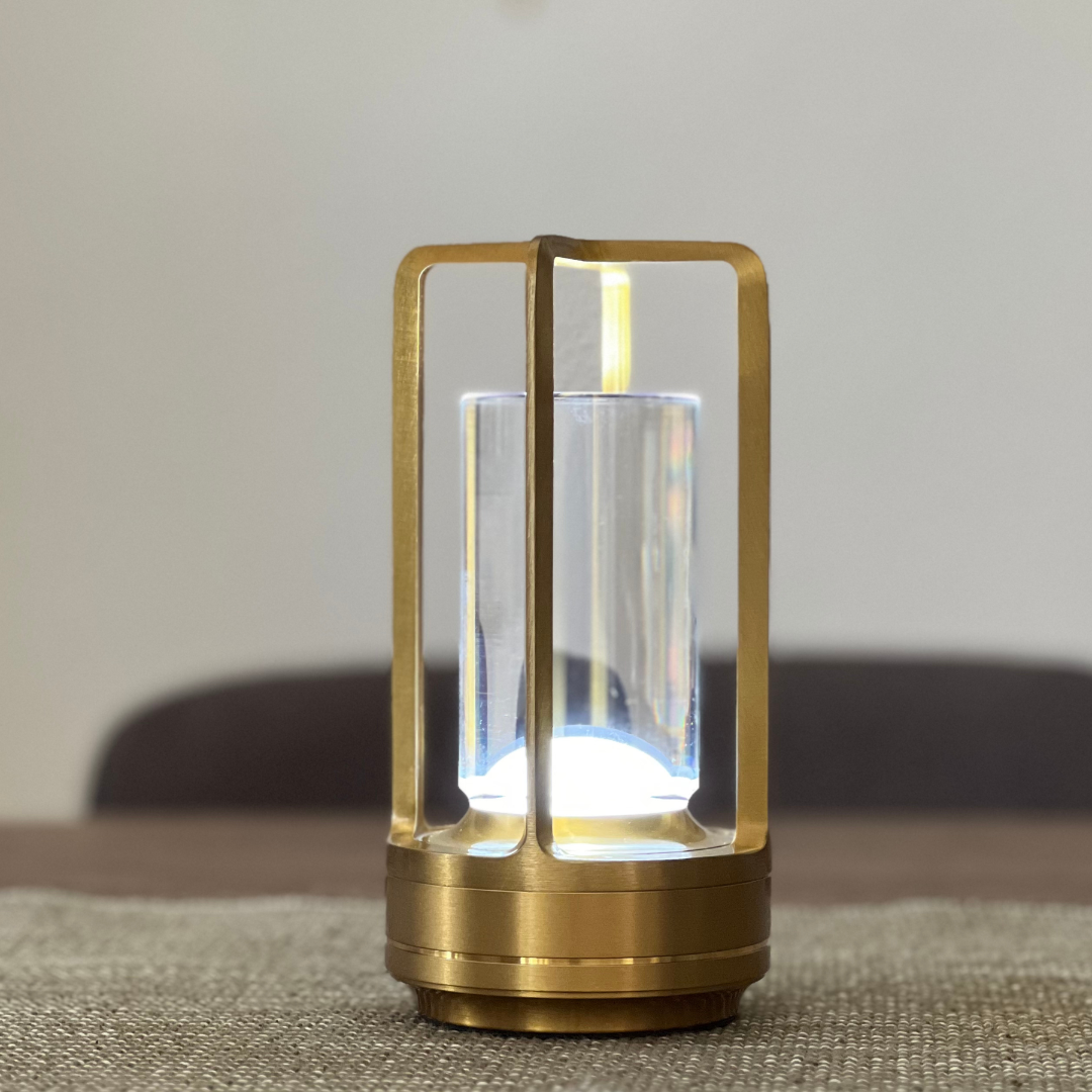 Uppladdningsbar LED bordslampa Lyktan i mässing med glasdetalj