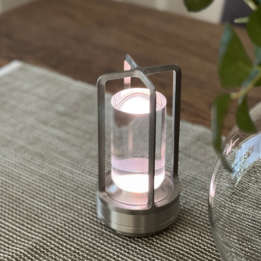 Uppladdningsbar LED bordslampa Lyktan i nickel på bord i varm miljö