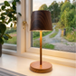 Trådlös bordslampa i naturträ med varm LED-belysning i fönster