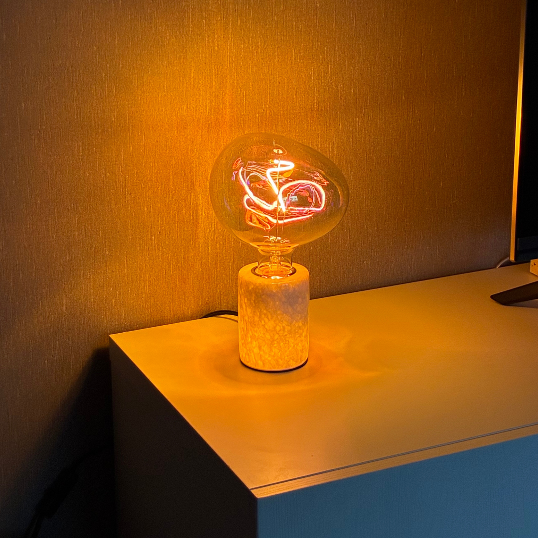 Mysig bordslampa i natursten med skimrande glas. Stämningsfull marmor bordslampa med varmt ljus