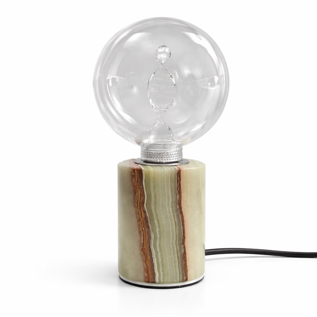 Grön jade bordslampa med varm och mysig belysning. Bordslampa i äkta stenmaterial. Jade Bordslampa