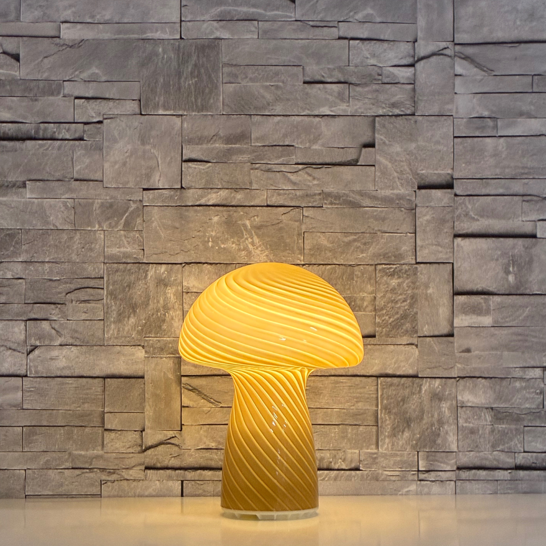 Brun svamplampa i glas med varmt ljus. Uppladdningsbar svamplampa i brunt glas med 3-stegs dimmer och touchfunktion. Snygg bordslampa i brunt glas.