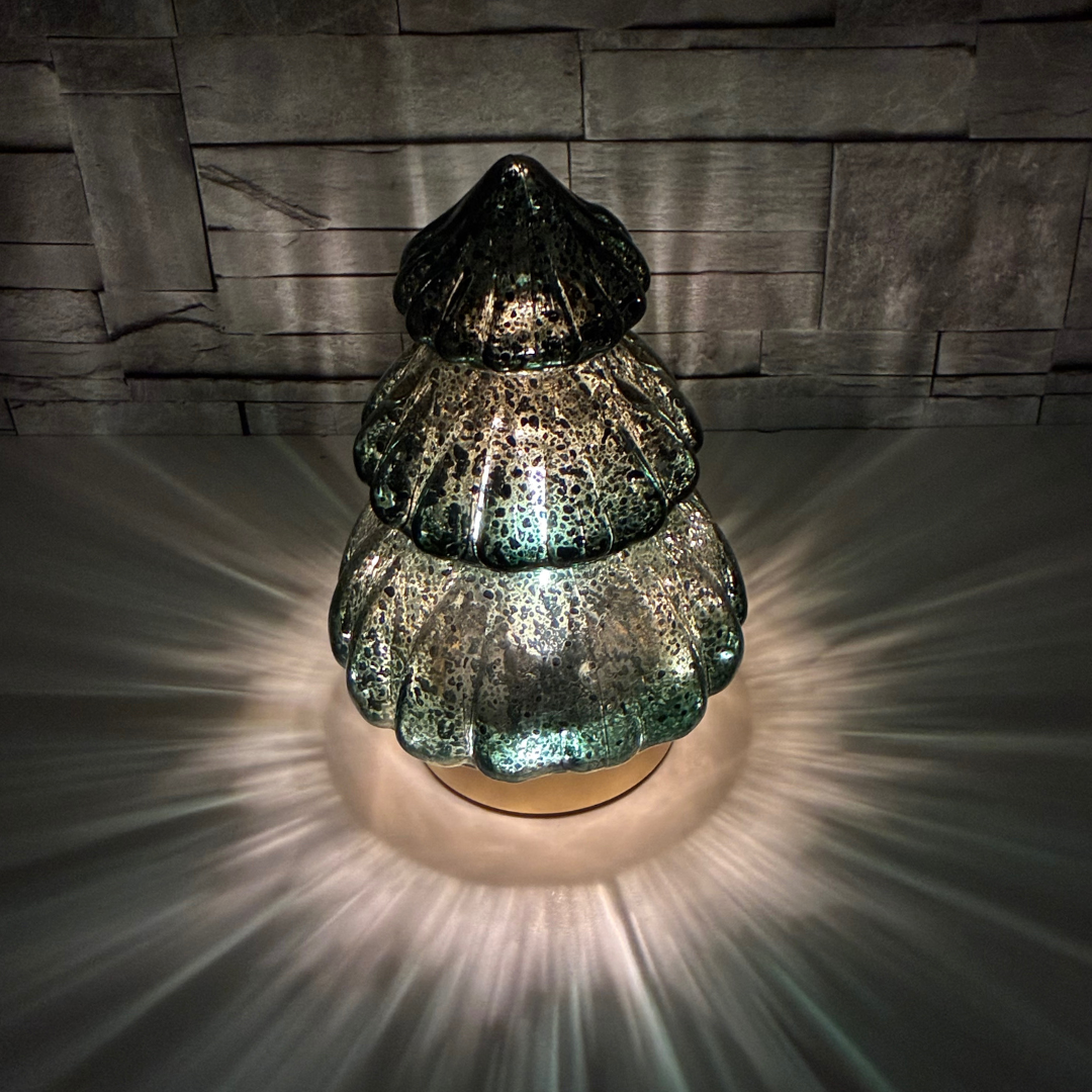 Handgjord glasgran med varmvit belysning och elegant design. Lysande glasgran i grönt glas – dekorativ julbelysning för inomhusbruk.