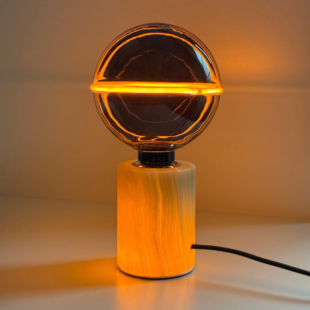 Jade bordslampa med LED glob som lyser med varmt stämningsljus