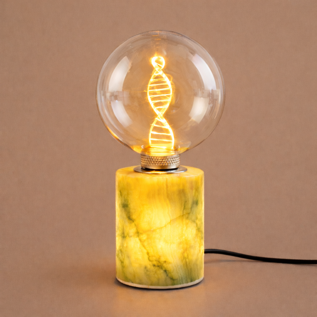 Exklusiv jade bordslampa med LED-glob i klart glas. Stämningsfull bordslampa i natursten jade.