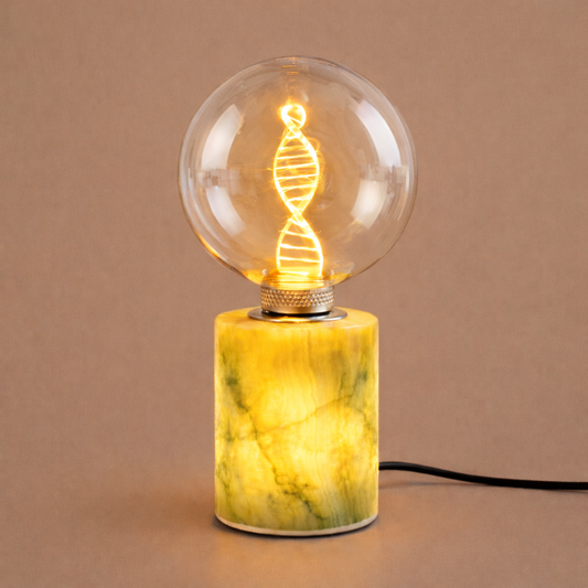 Exklusiv jade bordslampa med LED-glob i klart glas. Stämningsfull bordslampa i natursten jade.